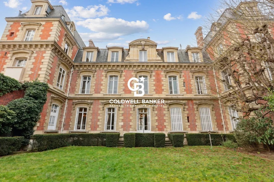 Estate in Forêt, Saint-Germain-en-Laye, France 1 - 17055558