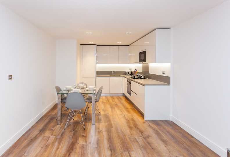 Apartment in Ealing (London Borough of Ealing), Ealing, England 2 - 17055427