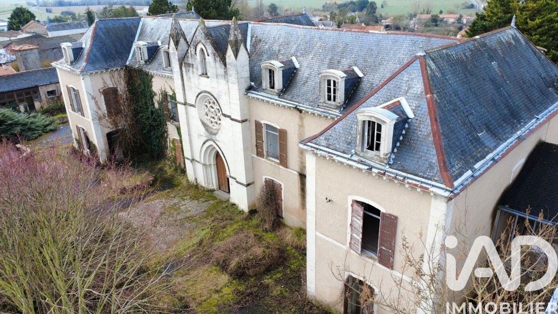 Mirebeau, Nouvelle-Aquitaine, France 5 - 16650619