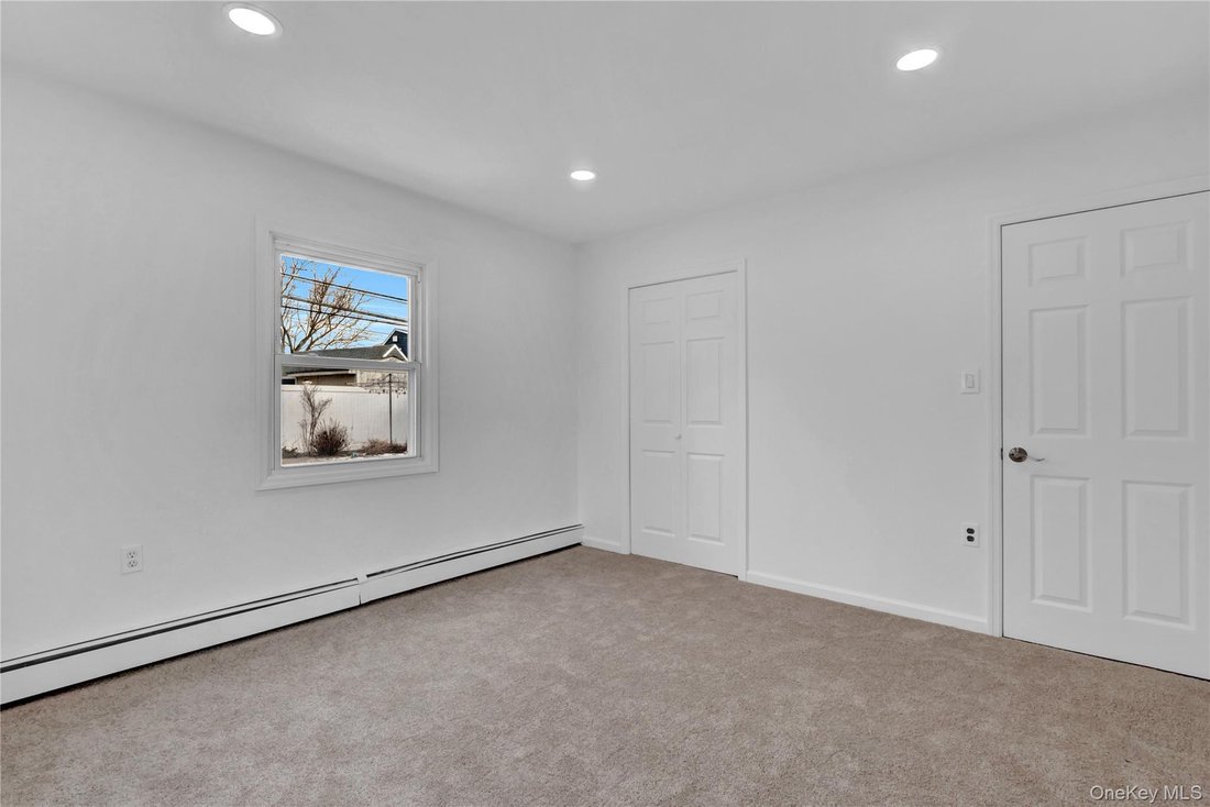 House in Levittown, New York, United States 5 - 17049980