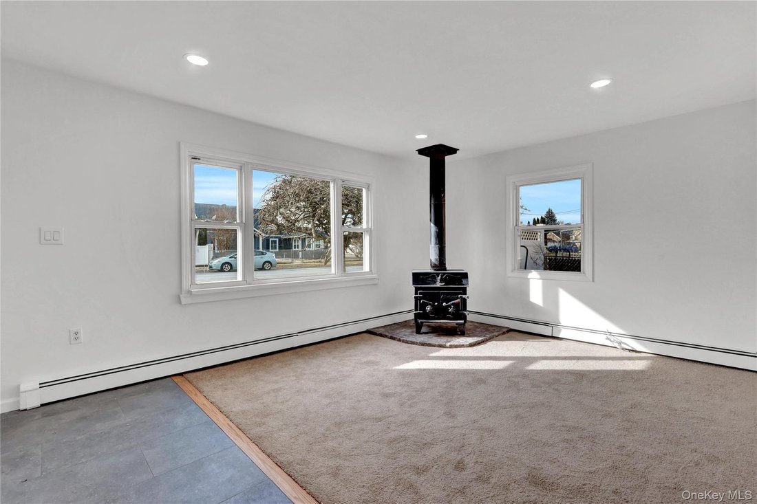 House in Levittown, New York, United States 3 - 17049980