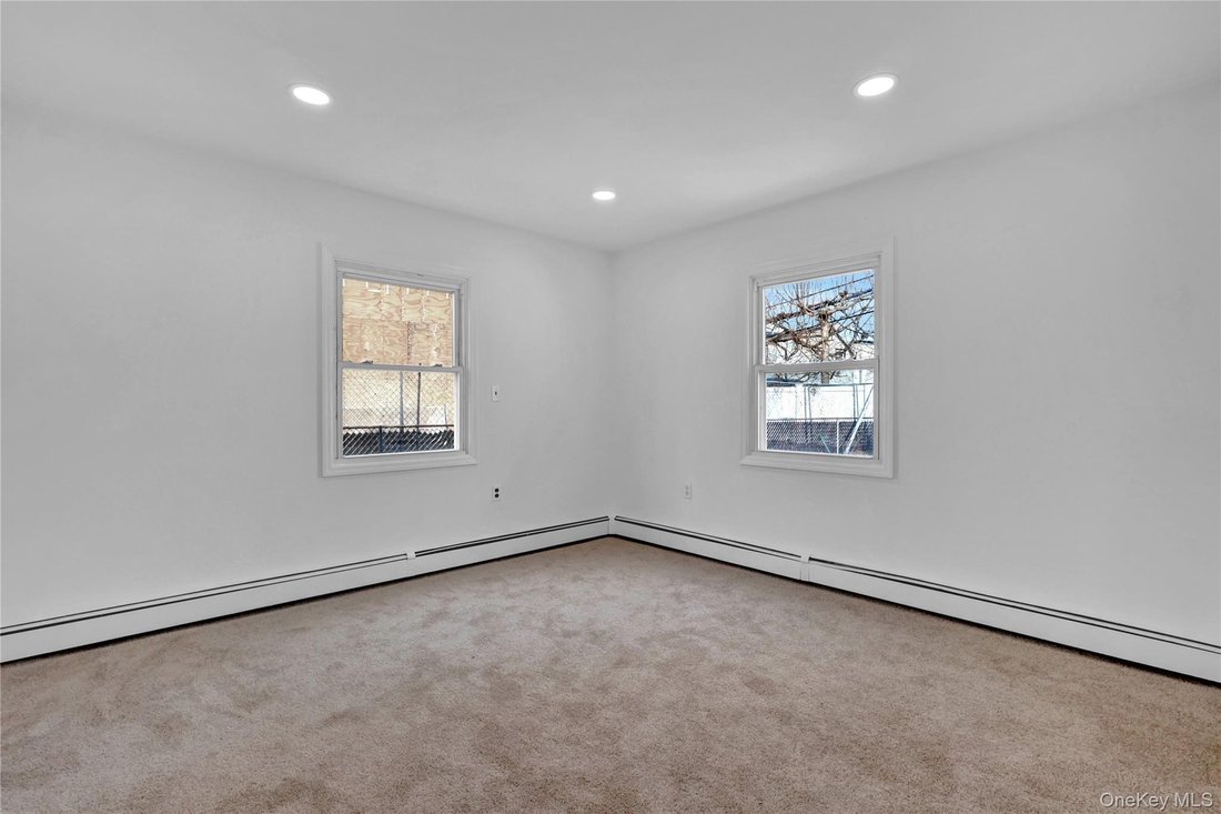 House in Levittown, New York, United States 4 - 17049980