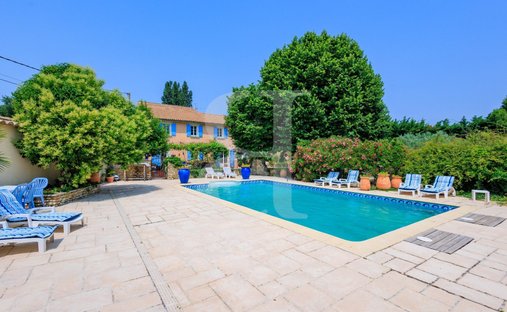 Provencal Farmhouse Of 277m² With Swimming Pool On Land Of Almost 2ha