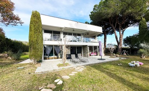 House in Vaug, Villeneuve-Loubet, France 1