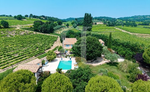 Provencal Farmhouse Of 277m² With Swimming Pool On Land Of Almost 2ha