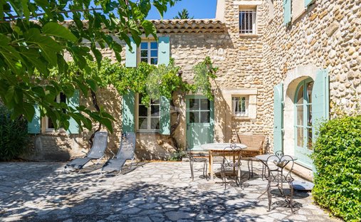 Provencal Farmhouse Of 277m² With Swimming Pool On Land Of Almost 2ha
