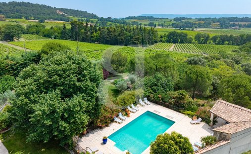 Provencal Farmhouse Of 277m² With Swimming Pool On Land Of Almost 2ha