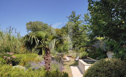 Provencal Farmhouse Of 277m² With Swimming Pool On Land Of Almost 2ha