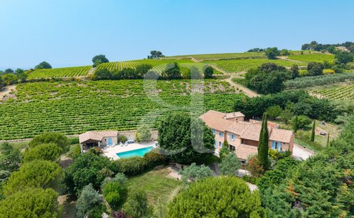 Provencal Farmhouse Of 277m² With Swimming Pool On Land Of Almost 2ha