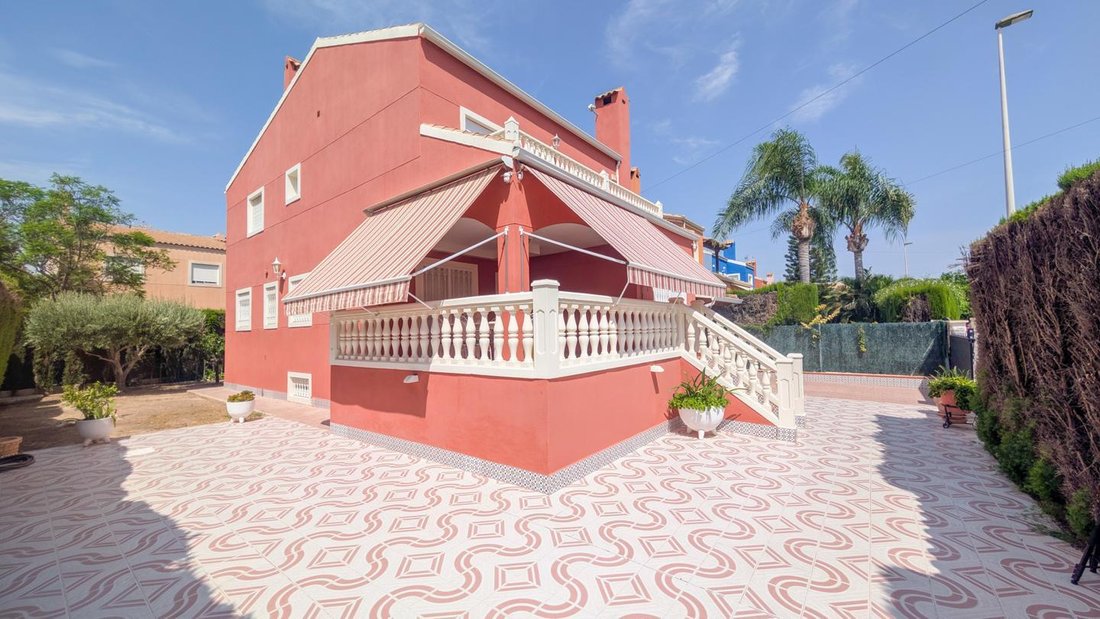 Villa in Elx / Elche, Valencian Community, Spain 2 - 16053008