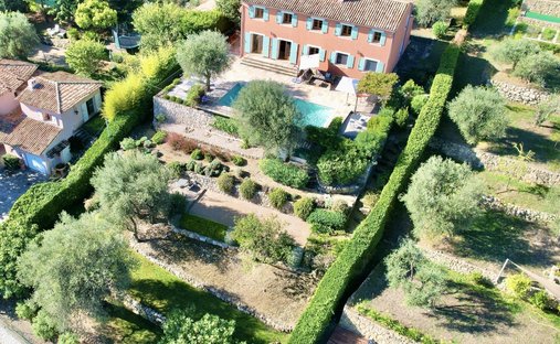House in Châteauneuf-Grasse, Provence-Alpes-Côte d'Azur, France 1