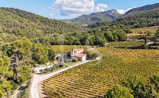 Schloss in Gigondas, Provence-Alpes-Côte d'Azur, Frankreich 1