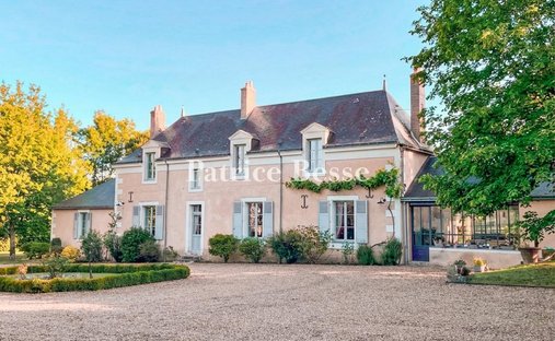House in La Chartre-sur-le-Loir, Pays de la Loire, France 1