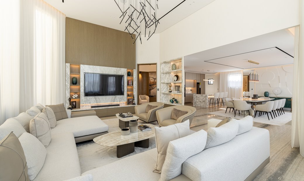 Upgraded Palm Jumeirah Villa With Sleek In Dubai, Dubai, United Arab ...