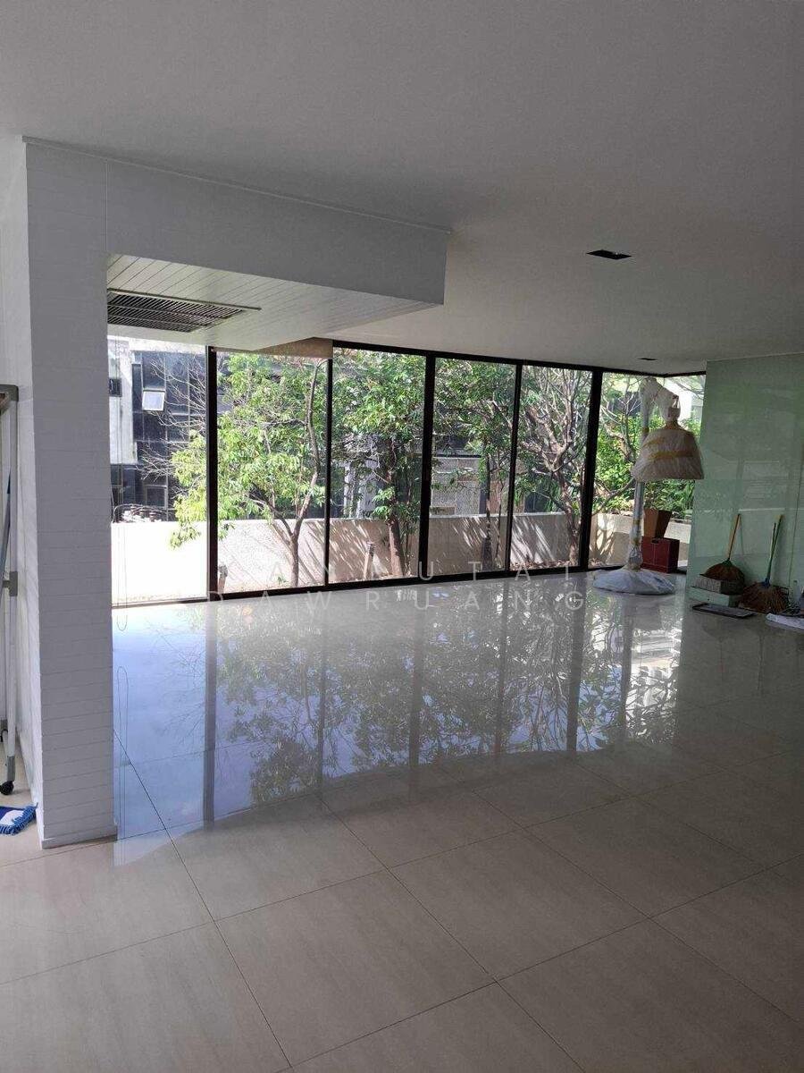 Supalai Place Sukhumvit 39