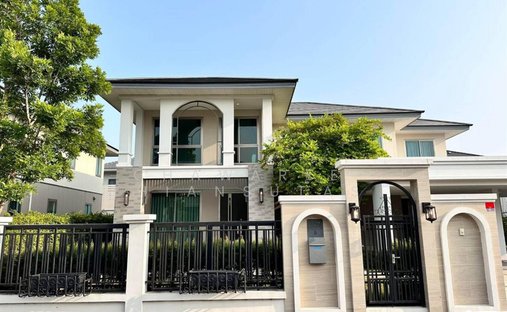 House in Racha Thewa, Samut Prakan, Thailand 1