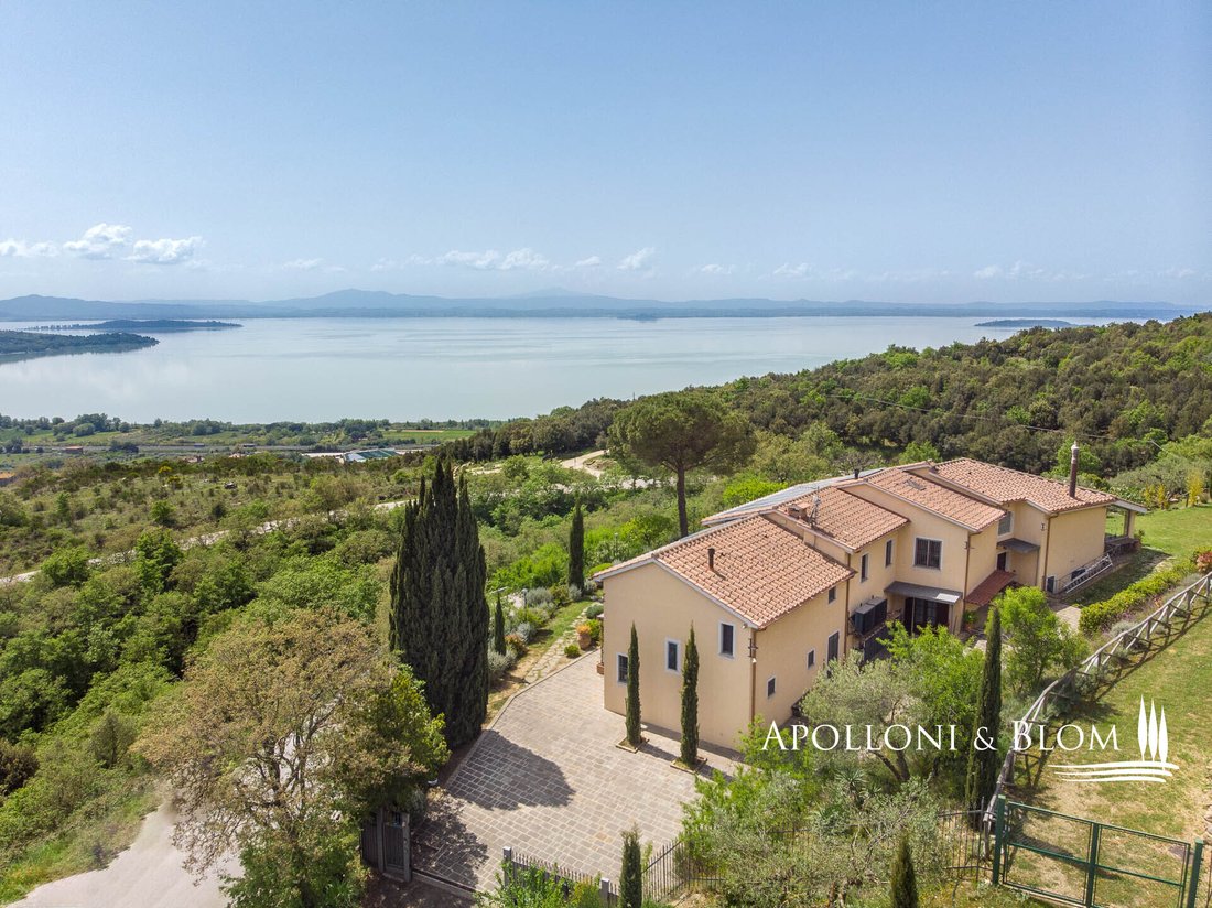 Villa in Passignano sul Trasimeno, Umbria, Italy 1 - 17068257
