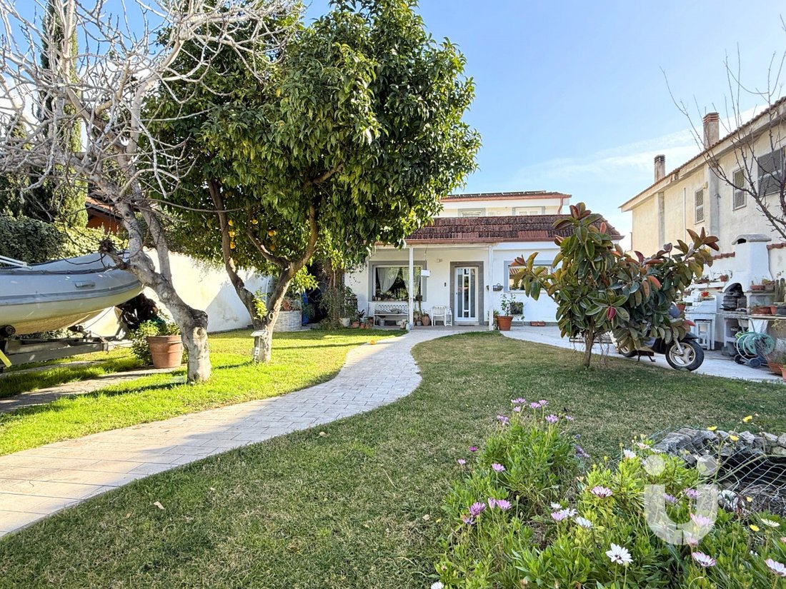 Villa in Infernetto, Rome, Lazio 3 - 17071736