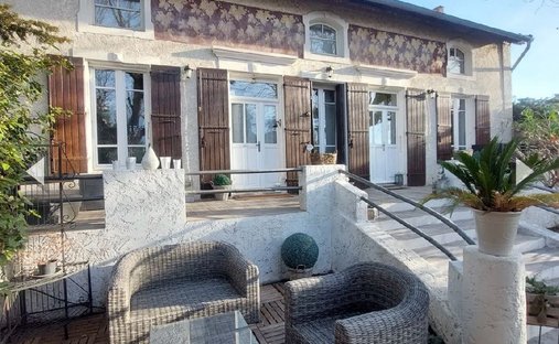 Provencal Farmhouse Of 277m² With Swimming Pool On Land Of Almost 2ha