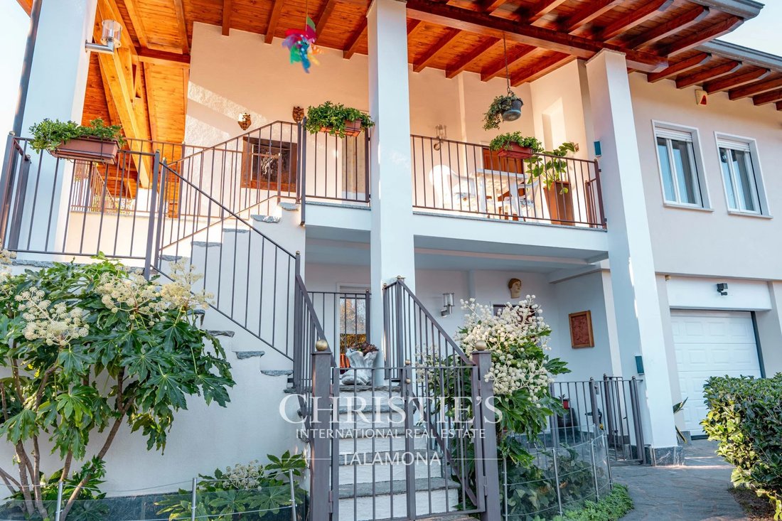 House in Porto Valtravaglia, Lombardy, Italy 3 - 15362576