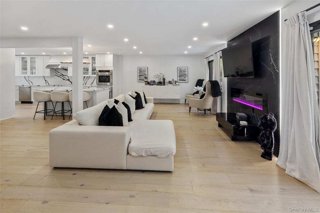 Condo in Woodbury, New York, United States 3 - 16966889