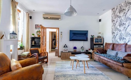 Provencal Farmhouse Of 277m² With Swimming Pool On Land Of Almost 2ha