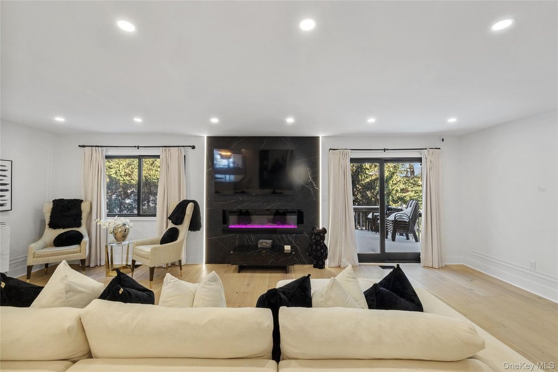 Condo in Woodbury, New York, United States 2 - 16966889