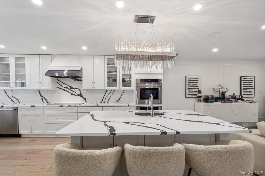 Condo in Woodbury, New York, United States 5 - 16966889
