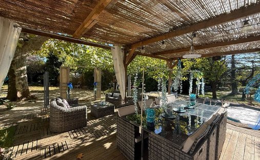 Provencal Farmhouse Of 277m² With Swimming Pool On Land Of Almost 2ha