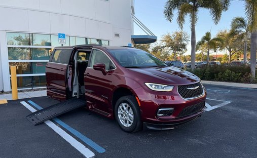 2022 Chrysler Pacifica Touring L Van 4D in Venice, FL, United States 1