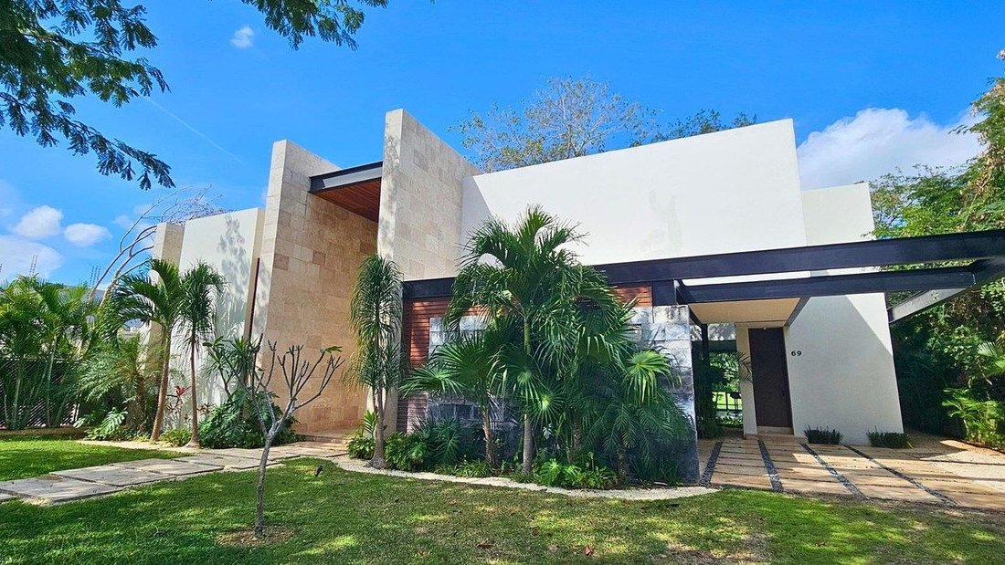 House in Yucatán Country Club, Yucatan, Mexico 1 - 16231044