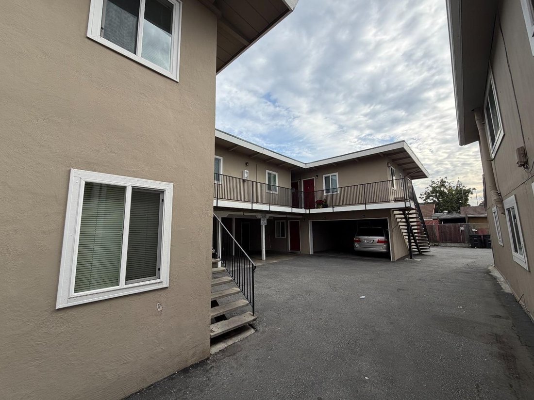 Redwood City, California, United States 4 - 17063457