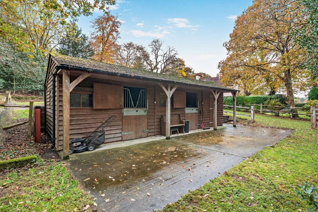 House in Tilford, England 5 - 17075345