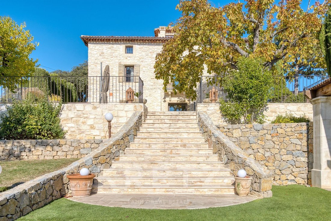 Estate in Pierrevert, Provence-Alpes-Côte d'Azur, France 2 - 16745270