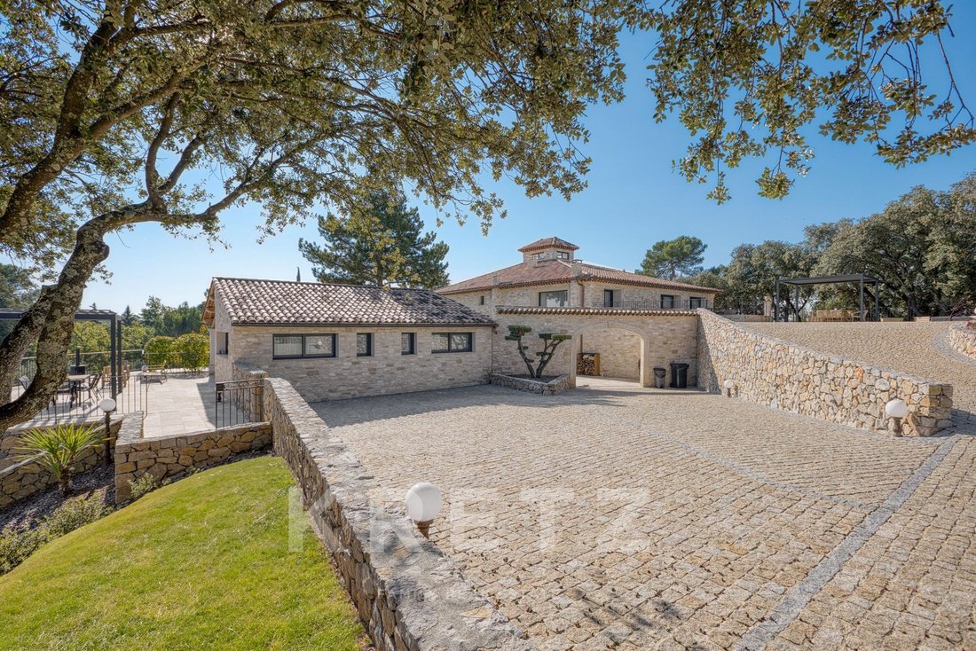 Estate in Pierrevert, Provence-Alpes-Côte d'Azur, France 4 - 16745270