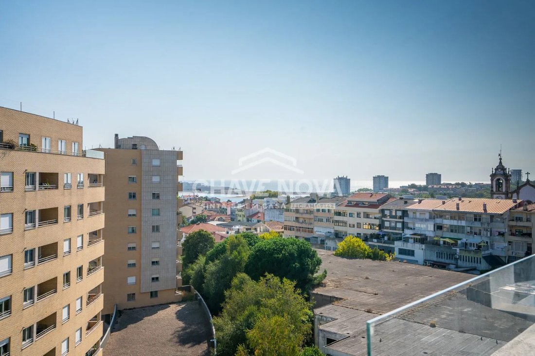 Apartment in Lordelo do Ouro e Massarelos, Porto District, Portugal 1 - 17080345