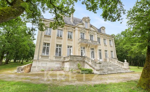 Schloss in Montpezat-de-Quercy, Okzitanien, Frankreich 1