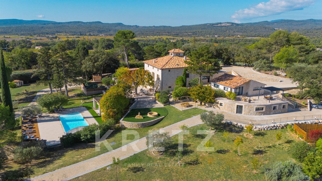 Estate in Pierrevert, Provence-Alpes-Côte d'Azur, France 1 - 16745270