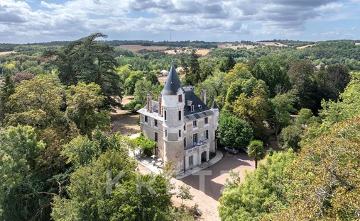 Schloss in Saint-Estèphe, Nouvelle-Aquitaine, Frankreich 1