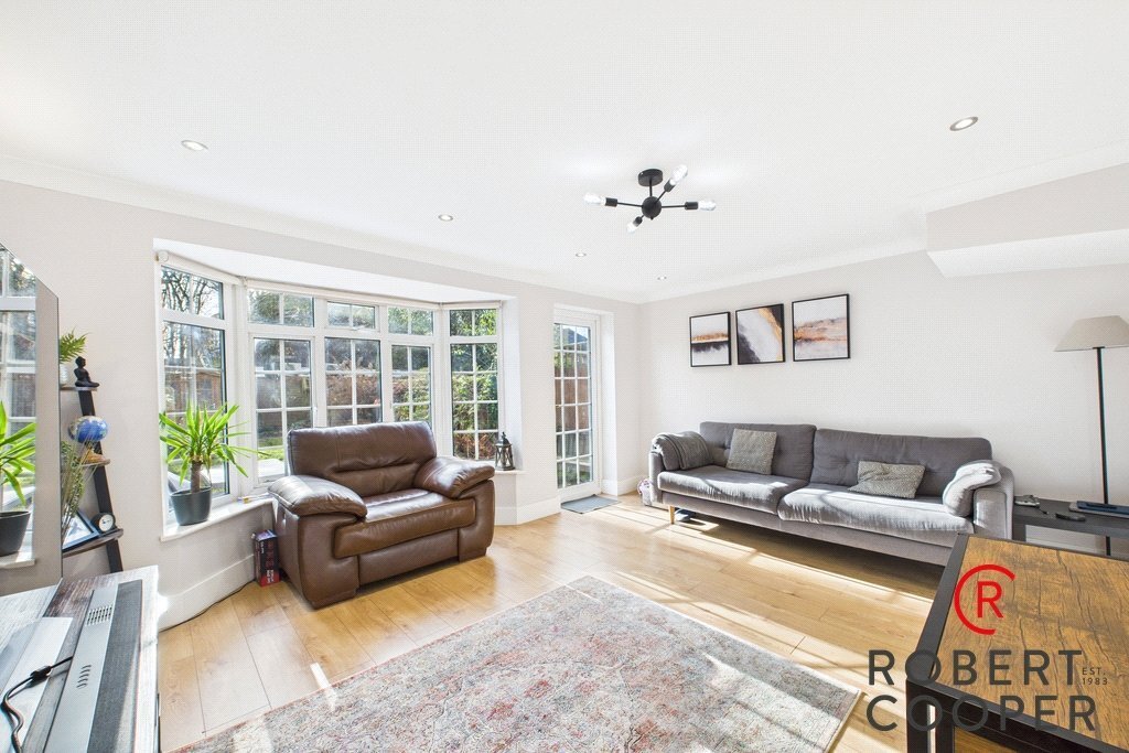 House in Pinnerwood Park, Hillingdon, England 4 - 17074899
