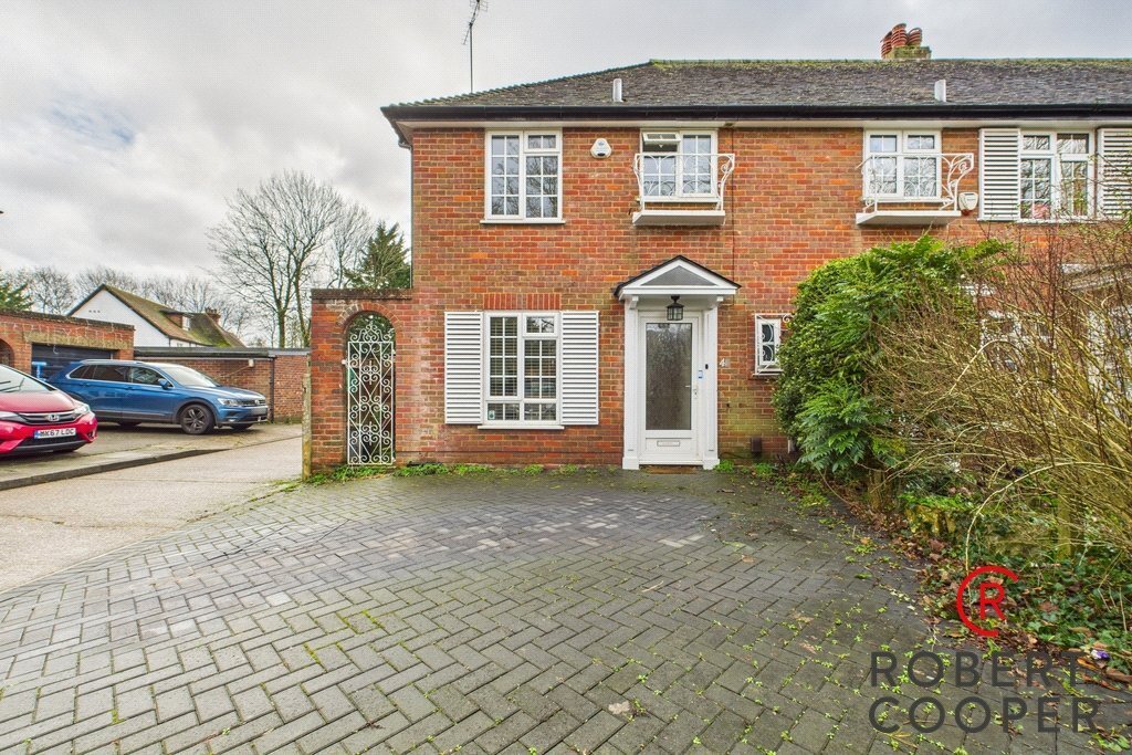 House in Pinnerwood Park, Hillingdon, England 1 - 17074899
