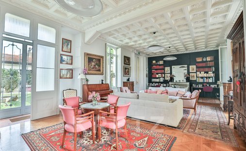 One Of Flat Roof Water Castle, Rochefort ( Commerical)