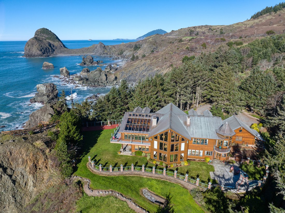 House in Port Orford, Oregon, United States 2 - 17076713