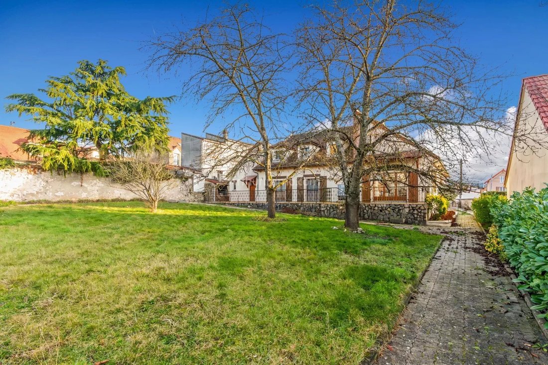 Estate in Dampmart, Ile-de-France, France 1 - 17090216