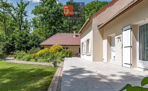 House in Ouest, Lamorlaye, France 1