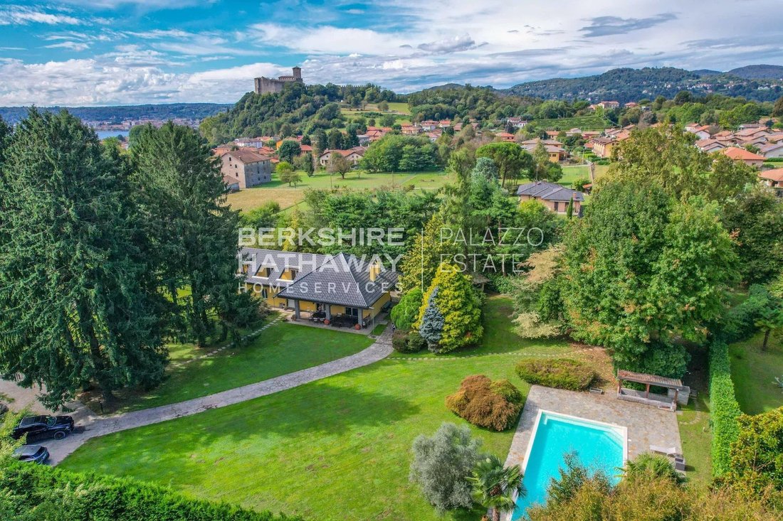 Villa in Angera, Lombardei, Italien 1 - 17094580