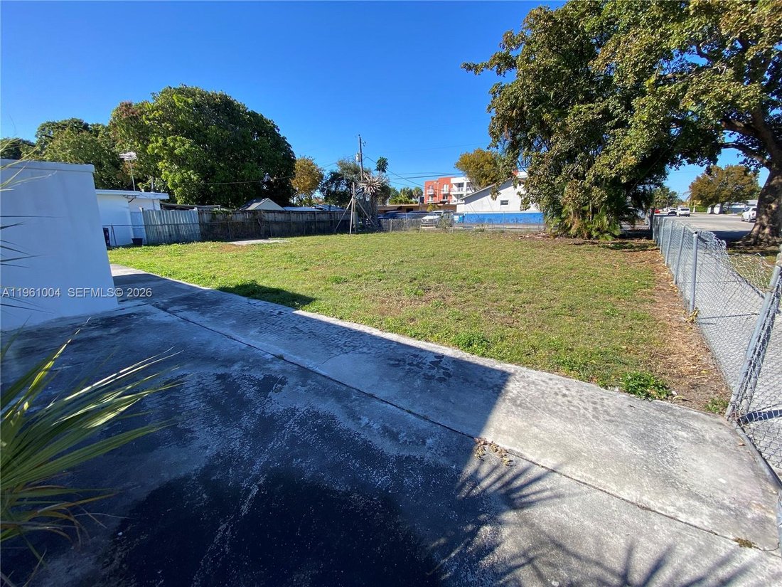 House in Hialeah, Florida, United States 4 - 17102195