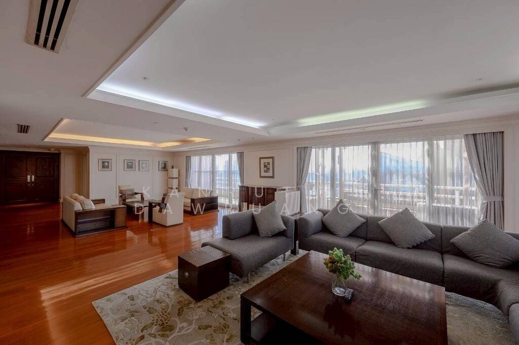 Las Colinas, Bangkok