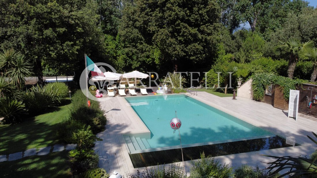 Villa in Ronchi, Massa, Italy 1 - 11541479
