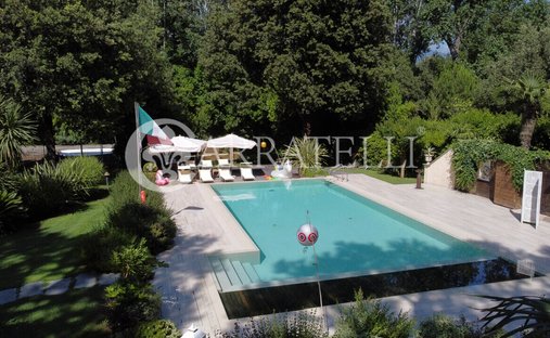 Villa in Ronchi, Massa, Italy 1